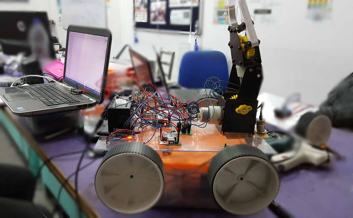 PC-Controlled-Mine-Detecting-Disposable-Robot-using-Zigbee-1km-range-2.jpg